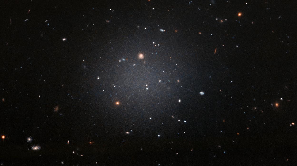 Imagen de NGC 1052-DF2 captada por el Hubble. Unos astrónomos concluyeron que está a unos 65 millones de años luz, ahora se propone que está a 39 millones de años luz