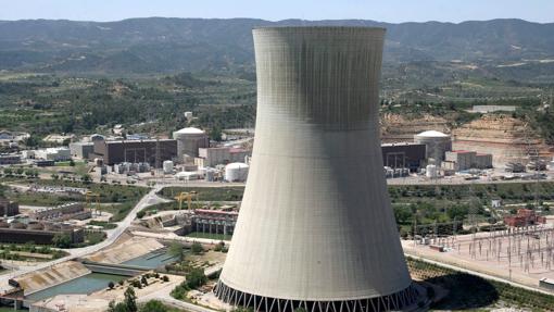 Vista de la torre de refrigeración de la central nuclear de Ascó, con los dos reactores Ascó I y Ascó II, uno a cada lado