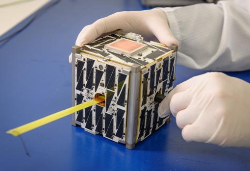 PhoneSat 2,5, un CubeSat fabricado en 2014 en el Centro de Investigación de Ames, de NASA, y construido con componentes empleados en smartphones