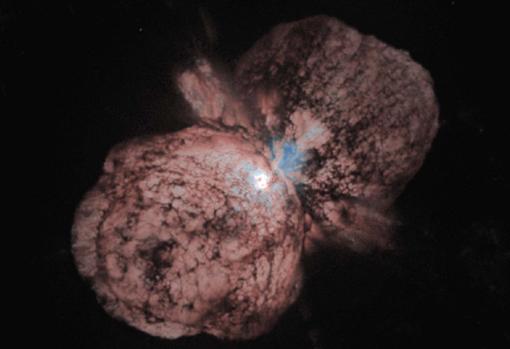 Foto del Hubble tomada en 1995 de Eta Carinae. Los lóbulos se expanden con una velocidad de millones de kilómetros por hora
