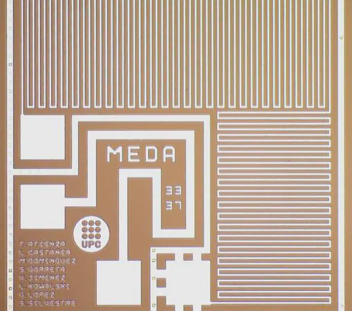 Imagen de uno de los chips de silicio de los sensores de viento y que lleva escrito los nombres de los investigadores que los desarrollaron