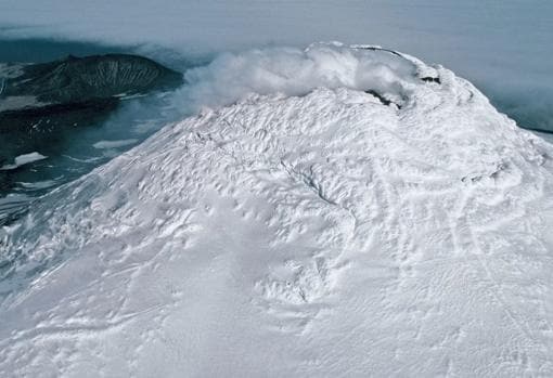 La cumbre del Monte Miguel, en la remota isla de Saunders, cubierta por nubes