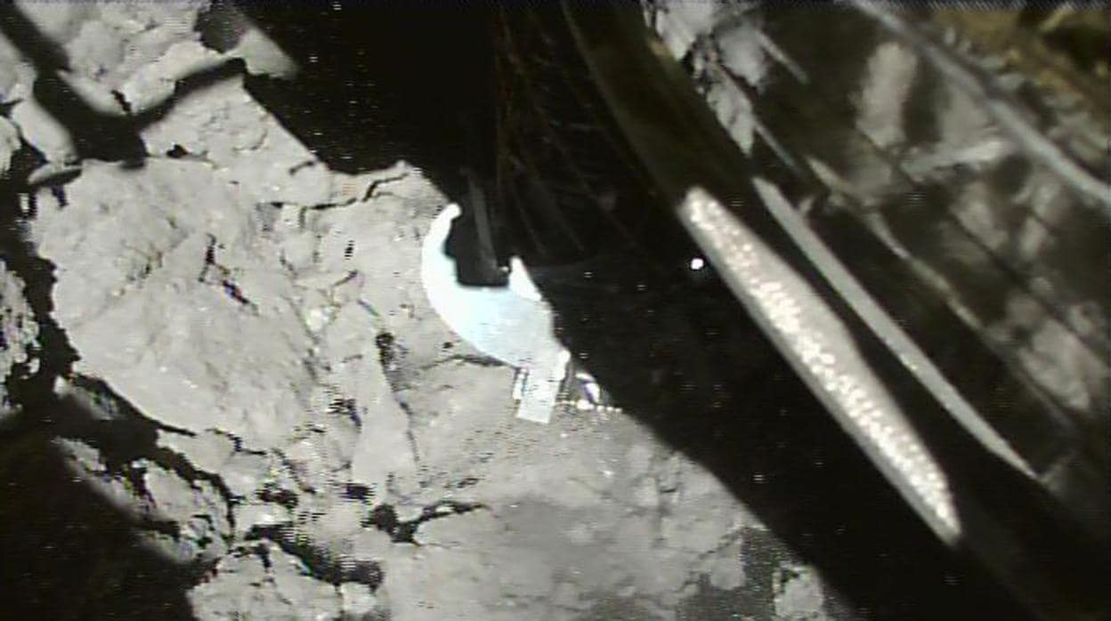 Imagen de la toma de contacto de la nave con el asteroide Ryugu
