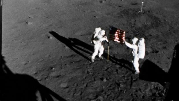 Cómo plantaron la bandera en la Luna y por qué ondeaba