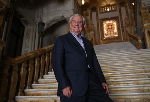 Antonio Román Rodríguez del Pino en la escalera de honor del Cuartel General de la Armada