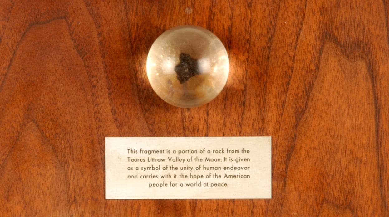 Fragmento de roca lunar que pertenece al Musei Naval