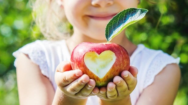 Una manzana tiene 100 millones de bacterias (y no imaginas dónde están la mayoría)