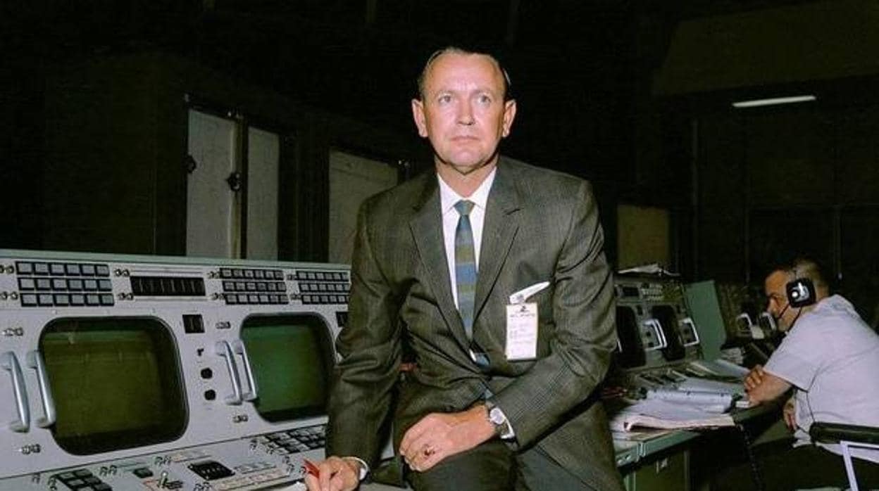 El estadounidense Chris Kraft en el Centro de Control de las Misiones (CCM) de la NASA en 1965