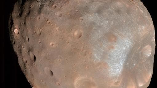 La luna Fobos, fotografiada por el Mars Reconnaissance Orbiter. Stickney es el gran cráter de la derecha