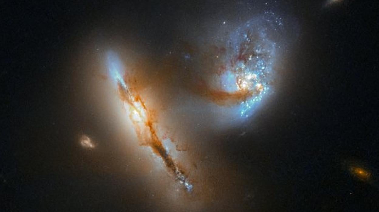 Las dos galaxias se funden en una