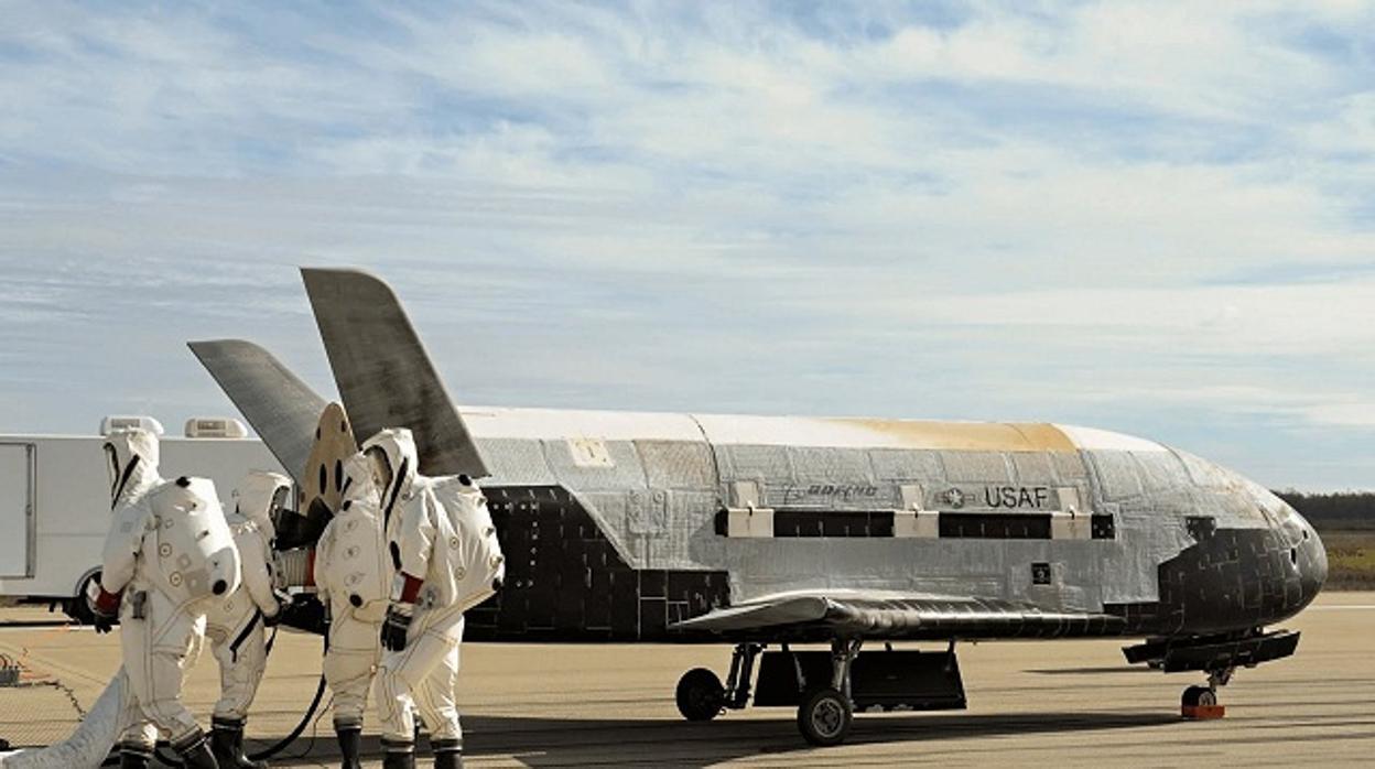 El avión solar X-37B antes de una de sus misiones