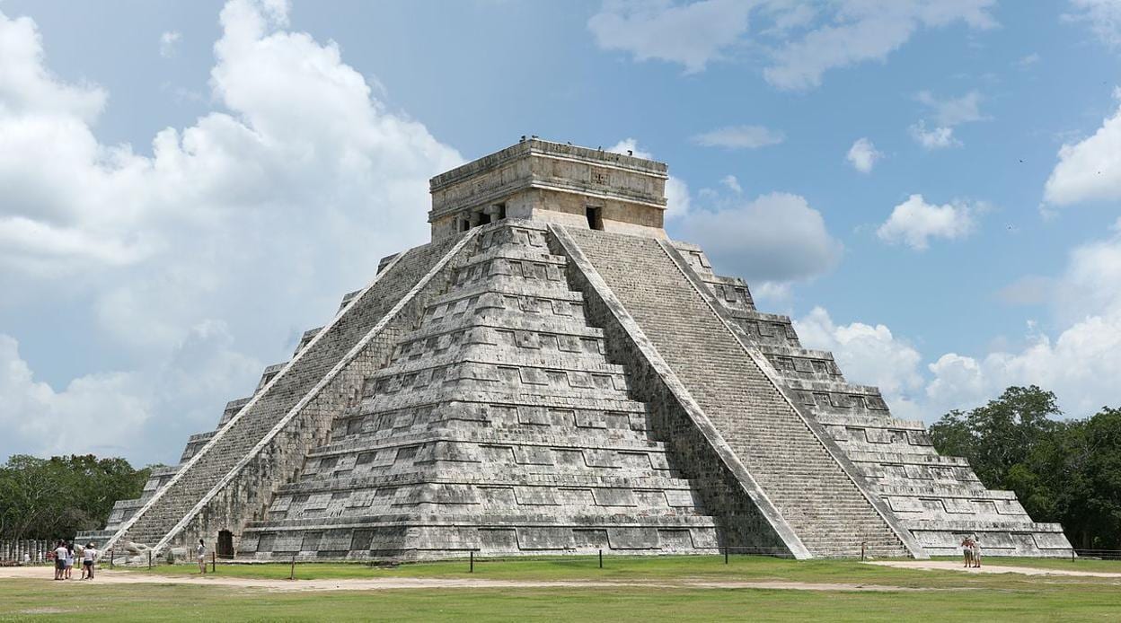 Pirámide maya de Kukulcán, en la antigua ciudad de Chichen Itzá