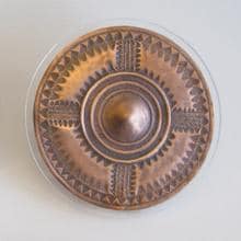 Disco de cobre de una tumba femenina
