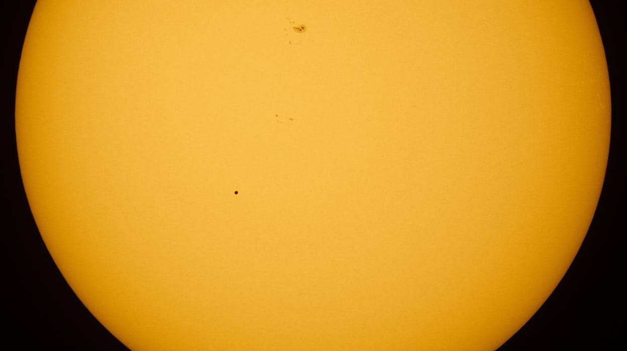 El tránsito de Mercurio (el diminuto punto negro) por delante del disco solar en una imagen tomada en mayo de 2016