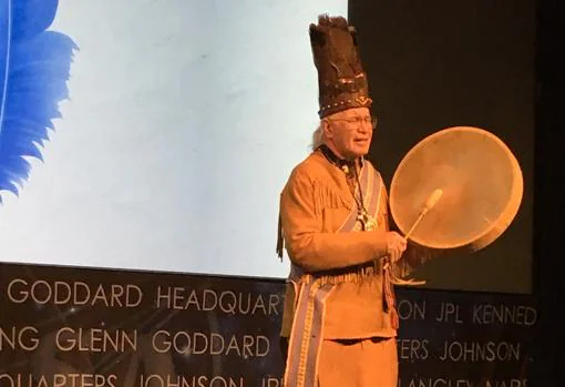 El reverendo Nick Miles, de la tribu Pamunkey, abre la ceremonia de nombramiento de MU69 / Arrokoth 2014 en la sede de la NASA con una canción tradicional algonquina