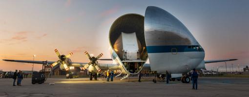 El morro del Guppy se abrió el lunes, revelando la nave espacial Orion en su interior