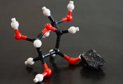Modelo de la estructura molecular de la ribosa y el meteorito Murchison. Se encontraron ribosa y otros azúcares en este meteorito