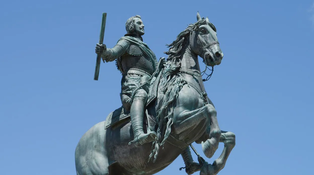 Estatua de Felipe IV, colocada frente al Palacio Real, en Madrid