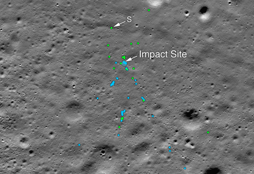 Esta imagen muestra el punto de impacto de Vikram Lander y el campo de escombros asociado. Los puntos verdes indican restos de la nave espacial (confirmado o probable). Los puntos azules ubican el suelo alterado, probablemente donde pequeños trozos de la nave espacial agitaron el regolito. «S» indica los restos identificados por Shanmuga Subramanian