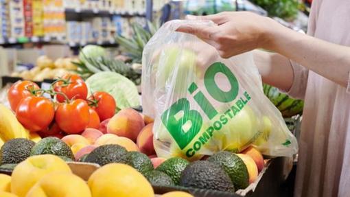 Los bioplásticos pueden ser compostables o degradables, lo que facilita su gestión