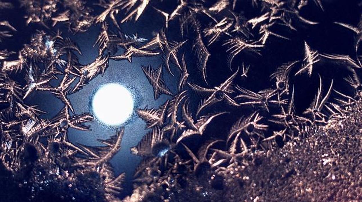 La Luna, vista a través de los critales de hielo de una ventana