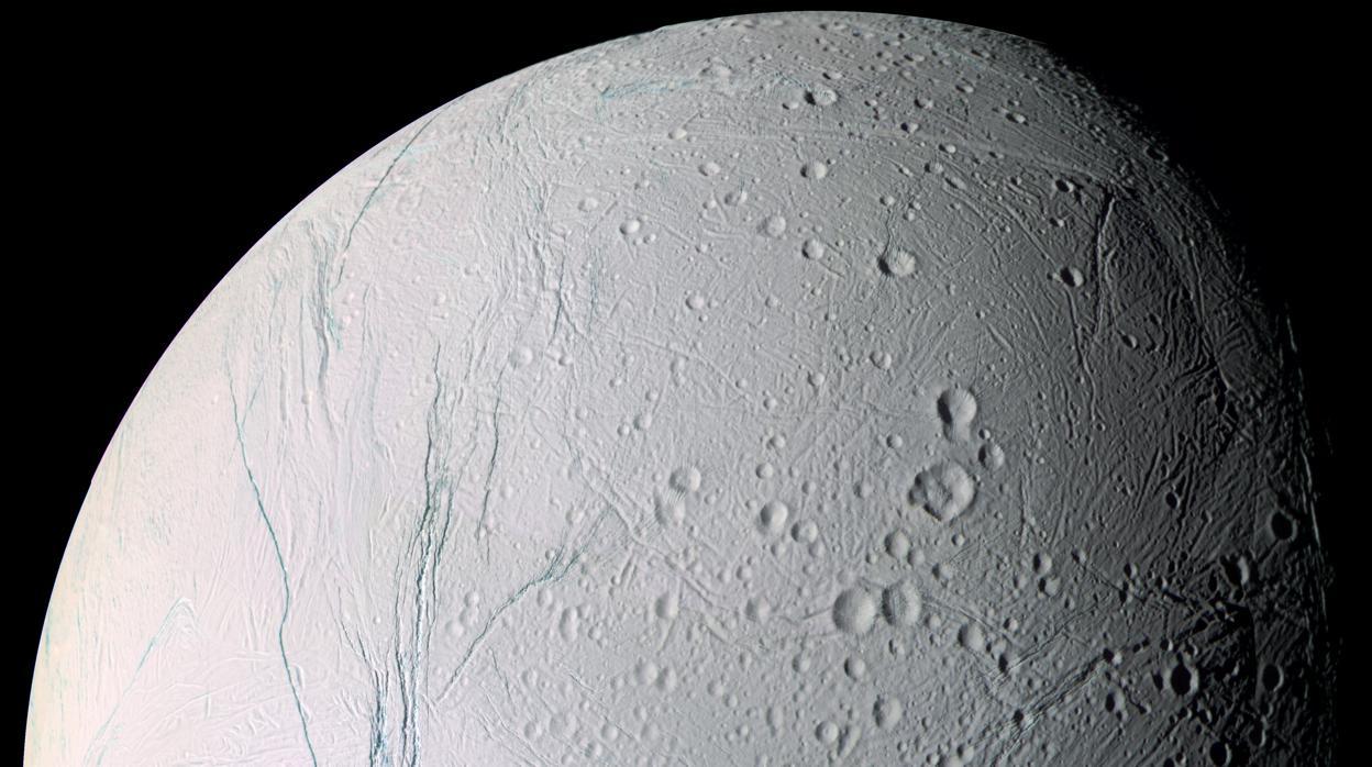 Superficie de Encelado, una de las lunas de Saturno
