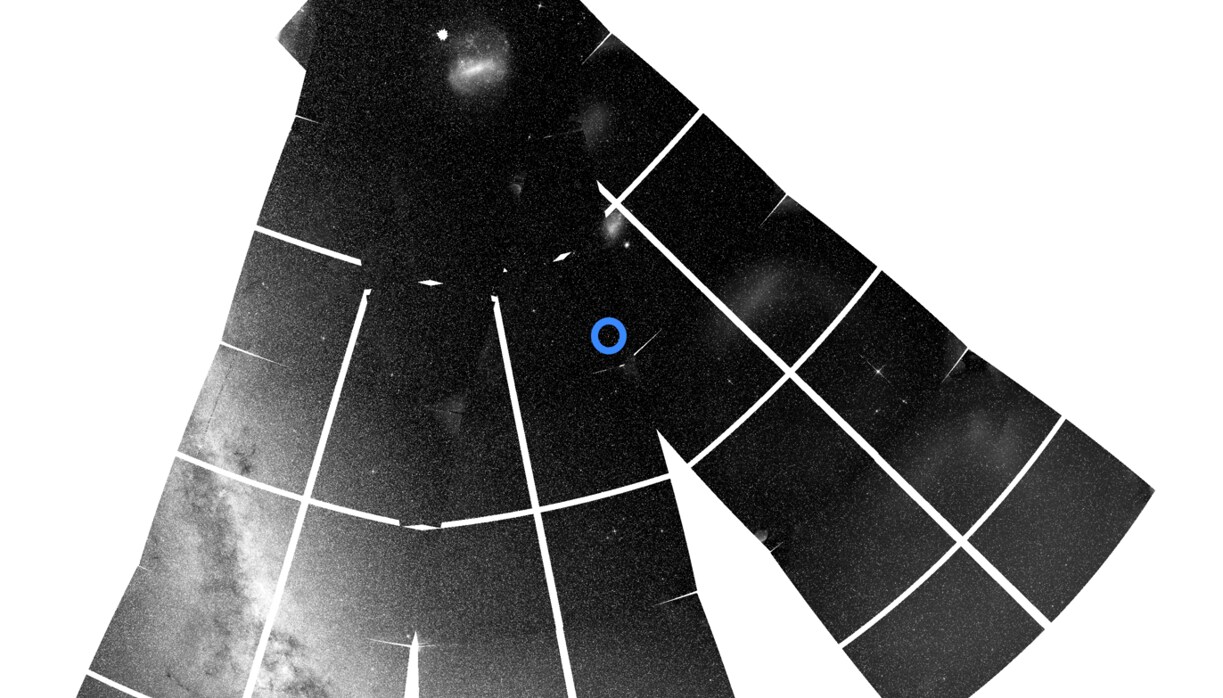 Una instantánea de TESS de parte del cielo del sur que muestra la ubicación de ν Indi (círculo azul), el plano de la Vía Láctea (abajo a la izquierda) y el polo eclíptico del sur (arriba)