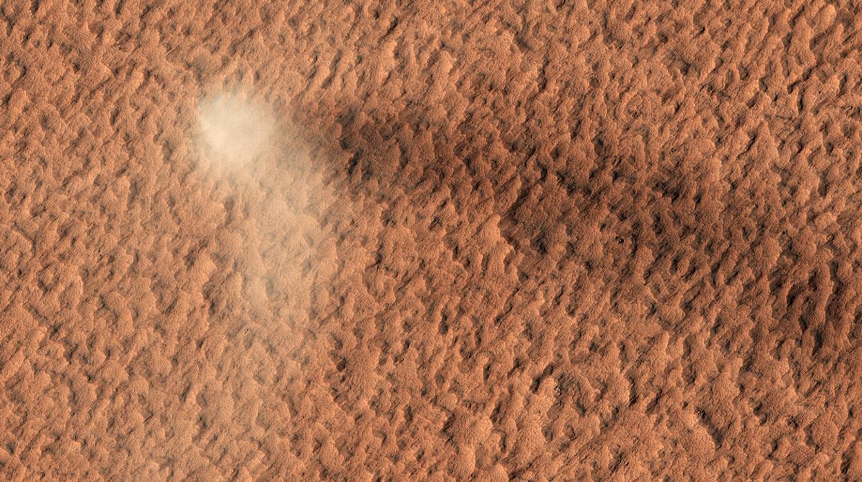 La imagen del diablo del polvo marciano en plena actividad