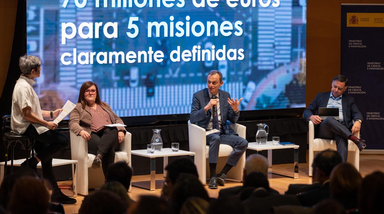 El ministro de Ciencia e Innovación, Pedro Duque, inaugura la convocatoria "Misiones Ciencia e Innovación", junto con la secretaria general de Innovación, Teresa Riesgo, y el director general del Centro para el Desarrollo Tecnológico e Industrial (CDTI), Javier Ponce