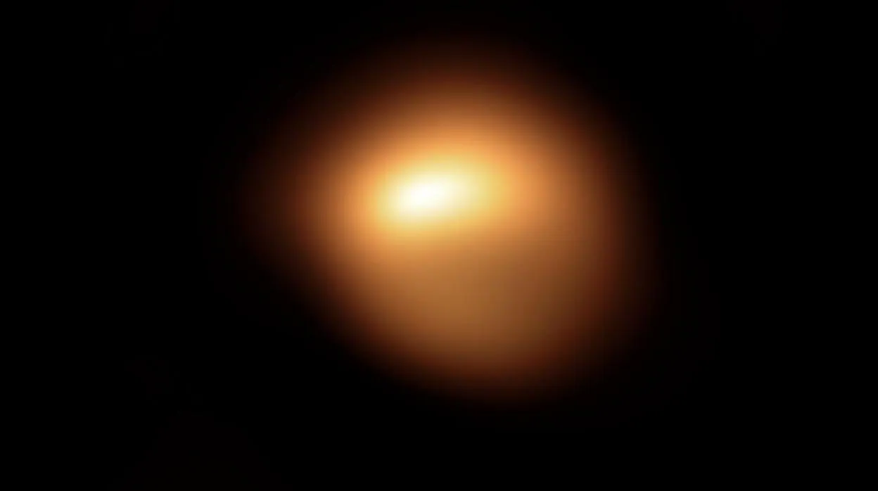 La estrella Betelgeuse, captada en enero, muestra un evidente oscurecimiento de su disco