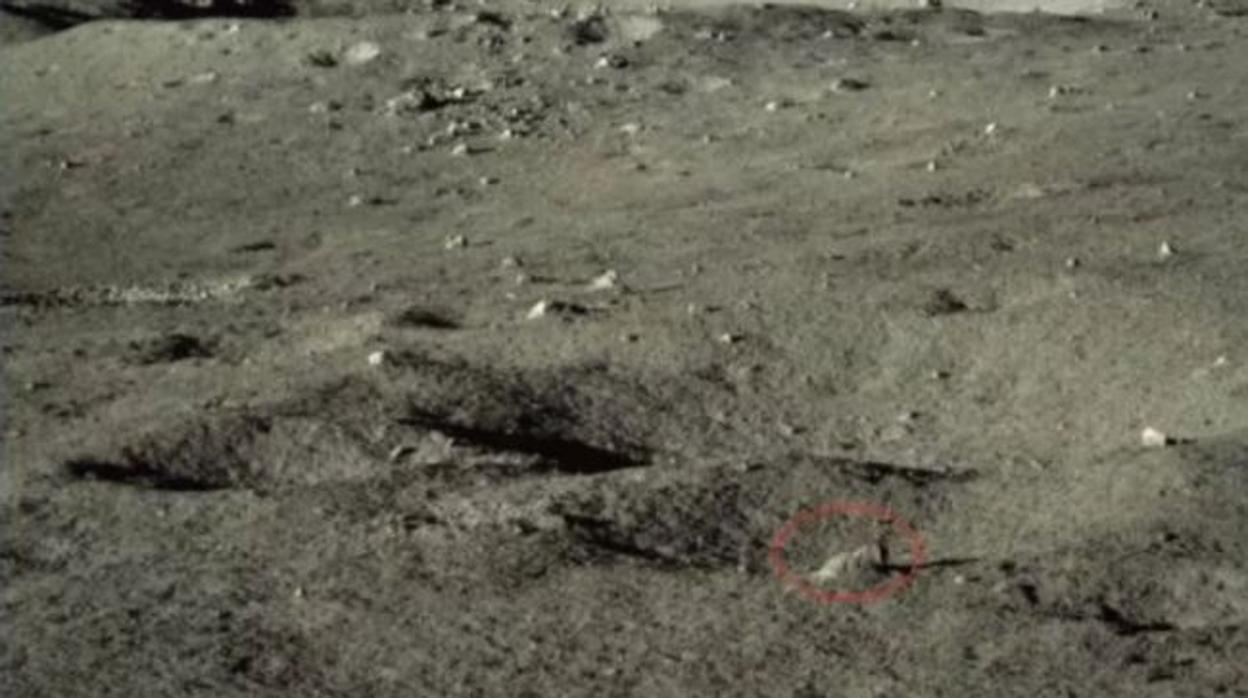 Fragmentos de roca, incluido un material (en el círculo rojo) destinado al análisis, descubierto por el rover Yutu-2