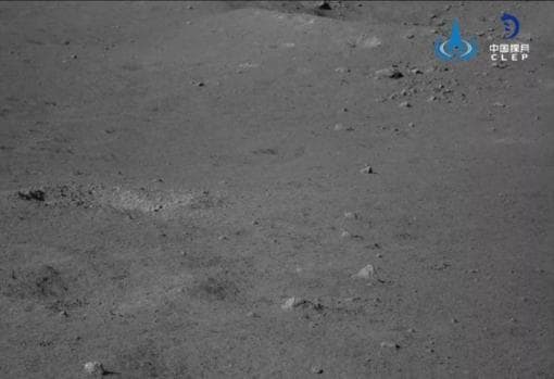 Imagen de la superficie del cráter Von Kármán de Yutu-2, publicada en febrero de 2020