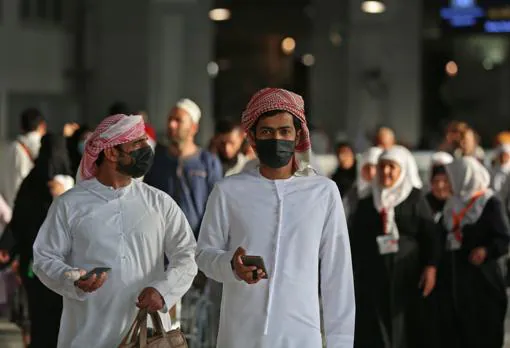 Peregrinos musulmanes con mascarillas en la Gran Mezquita, Arabia Saudí, este viernes 28 de febrero. El país ha suspendido la entrada para la peregrinación de la Umrah por el temor al coronavirus