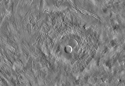 Vista del volcán Pavonis con su gran cráter en el centro