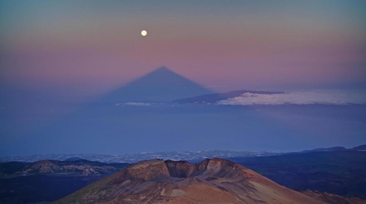 Sombra del Teide y Luna llena en el orto solar del día 16 de junio de 2011 visto desde el pico del Teide