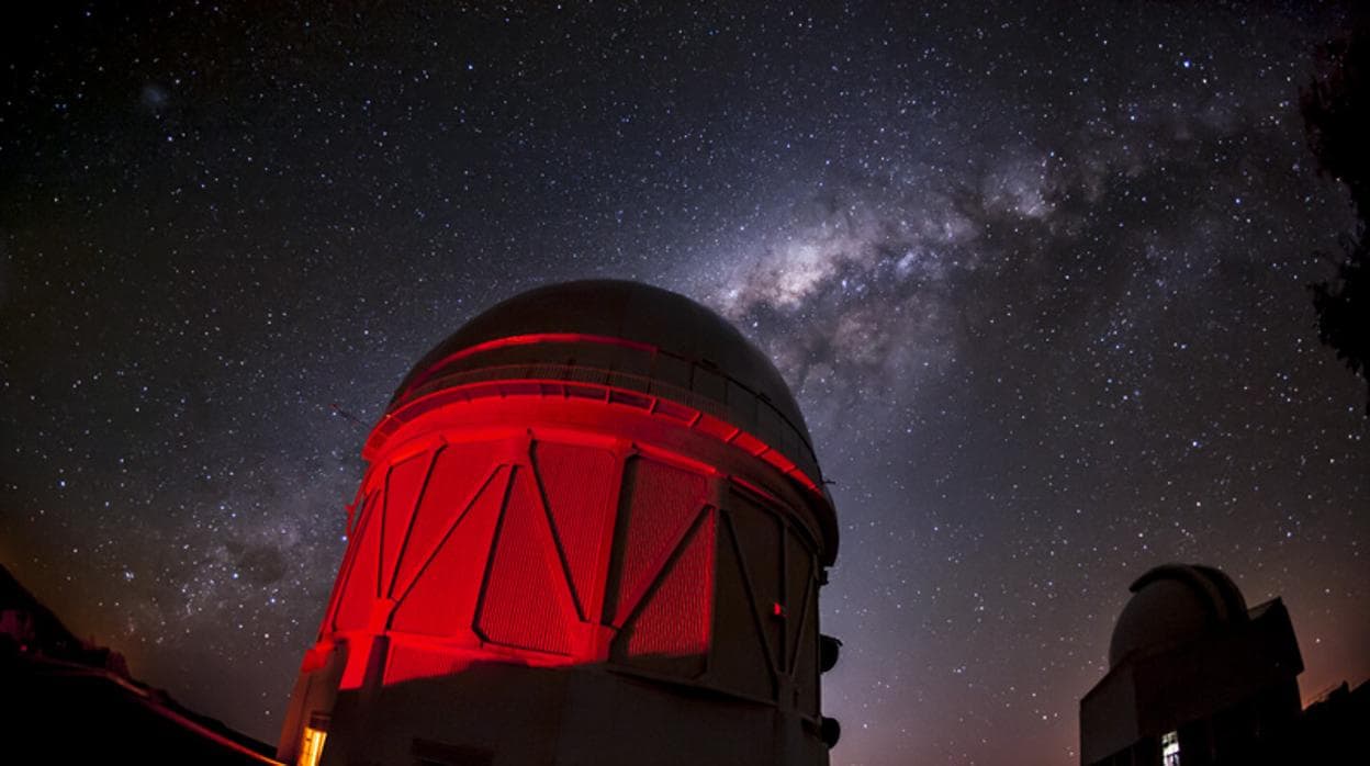 La cúpula del telescopio Blanco en el Observatorio Interamericano Cerro Tololo en Chile, donde se alojó la Cámara de Energía Oscura utilizada para la Encuesta de Energía Oscura recientemente completada
