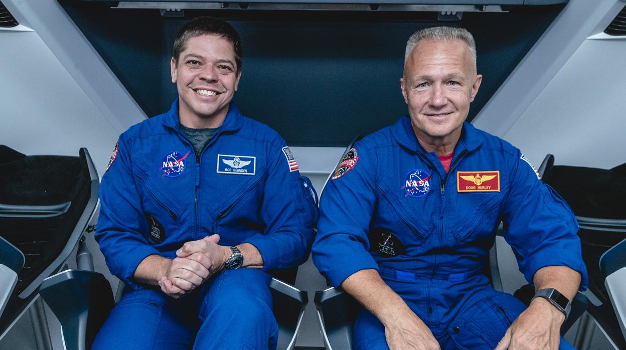 Bob Behnken (izquierda) y Doug Hurley los astronautas que viajarán en la primera misión tripulada de la Crew Dragon