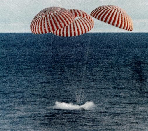 Amerizaje del Apolo XIII, el 17 de abril, en el Pacífico Sur