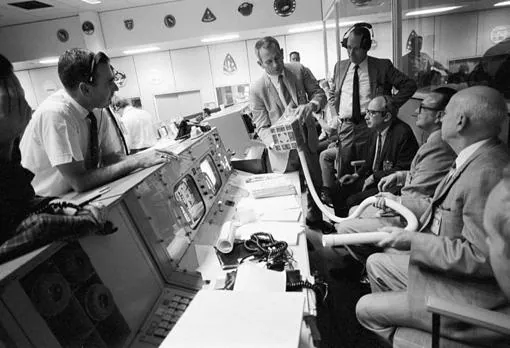 Personal de control sostiene el «buzón», la chapuza que solucionó el problema del CO2 y evitó la asfixia de los astronautas