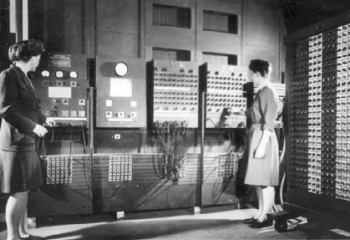 Dos mujeres operando la computadora ENIAC.