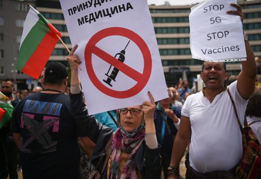 Protestas en contra de la tecnología 5G y las vacunas en Sofía, Bulgaria, el 14 de mayo