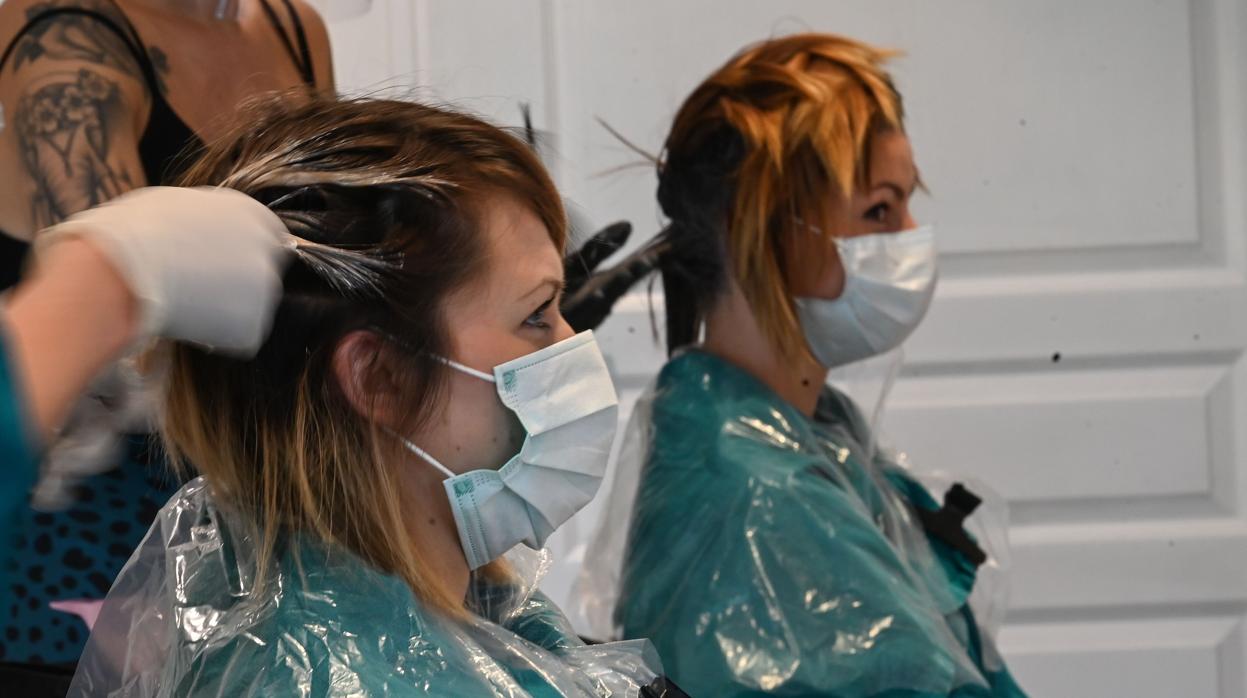 Dos mujeres en una peluquería en Bruay La Buissiere, Francia, la semana pasada. La mascarilla es fundamental para evitar la transmisión del coronaivurs