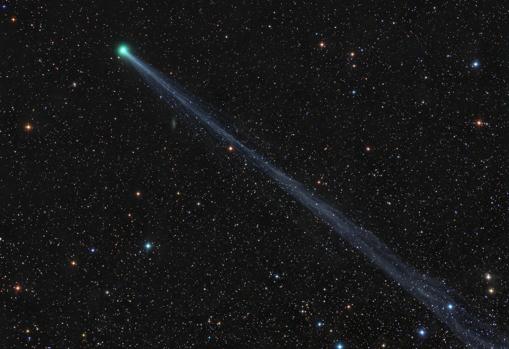 la espectacular cola de iones del cometa SWAN (C / 2020 F8) se extiende a lo largo de este campo de visión de telefoto de 10 grados de ancho. Capturado el 2 de mayo, su coma verdoso estaba a unos 6 minutos luz de la Tierra