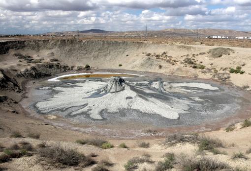 El cráter circular colapsado de un volcán de lodo en Azerbaiyán