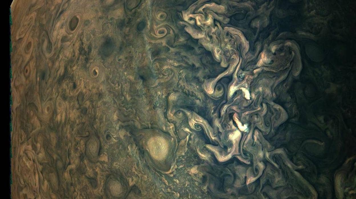 Imagen de las extrañas brumas en Júpiter