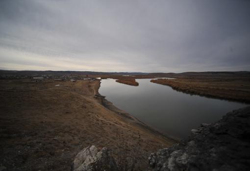 Vista reciente sobre el río Selenga cerca del sitio arqueológico Ust-Kyakhta-3