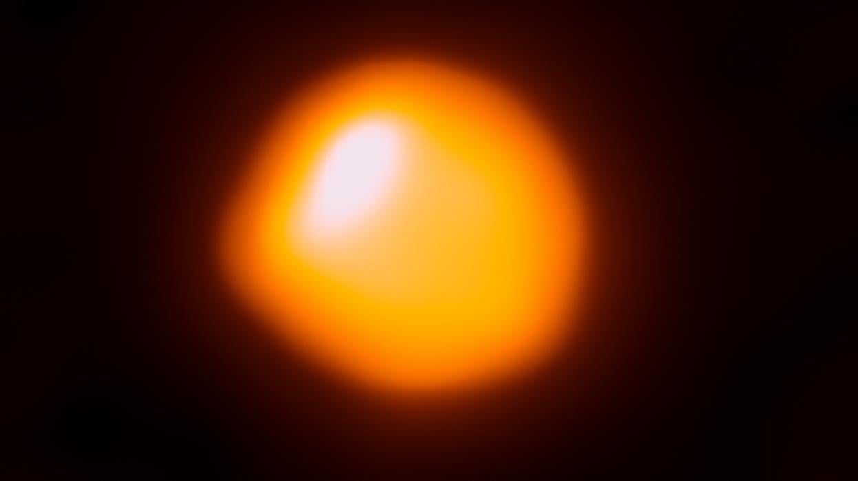 Los «otros misterios» de Betelgeuse: la gigante roja se formó a partir de la fusión de dos estrellas