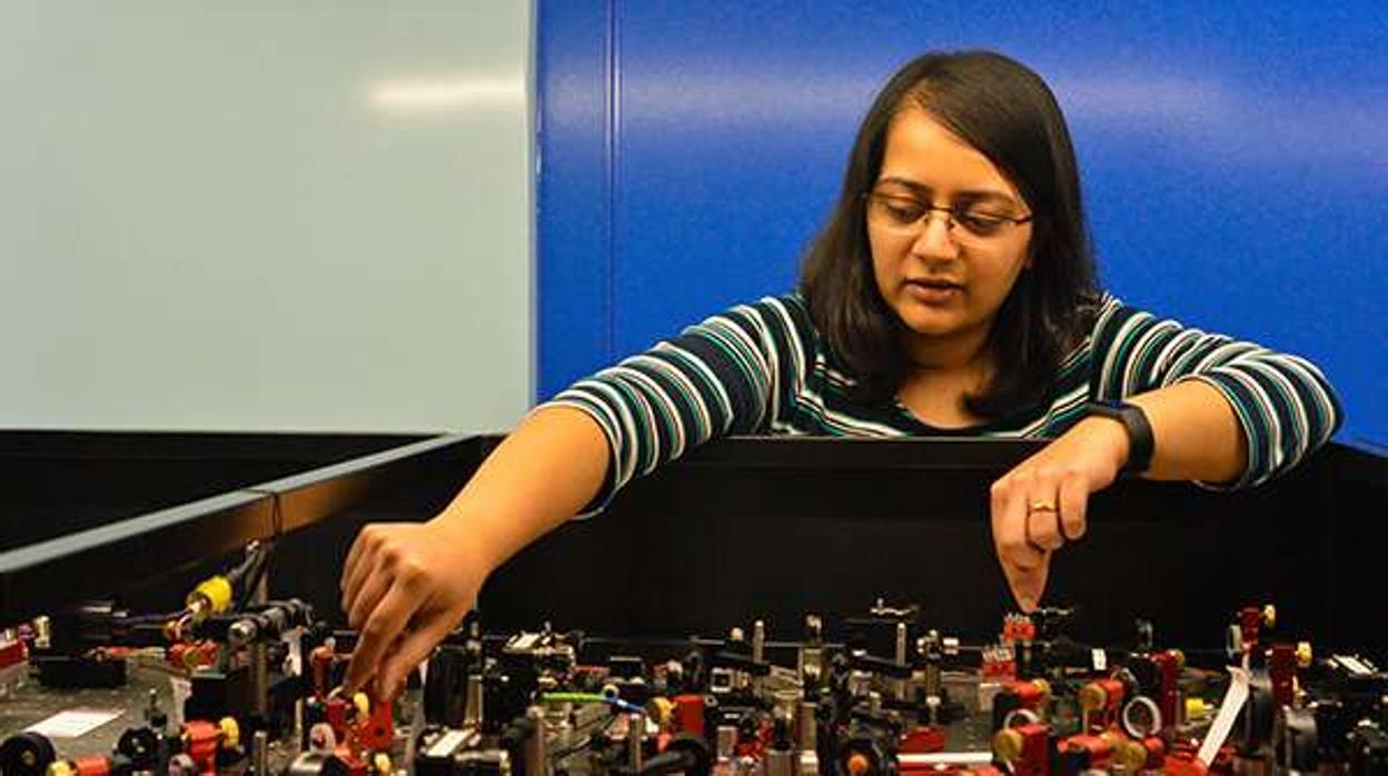 Amruta Gadge coloca los láseres antes del cierre del laboratorio