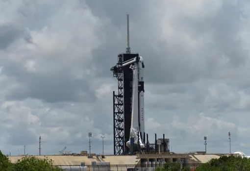 El cohete Falcon 9, con la cápsula «Crew Dragon» en la «cabeza», espera su lanzamiento en el Centro Espacial Kennedy, en Florida, este jueves