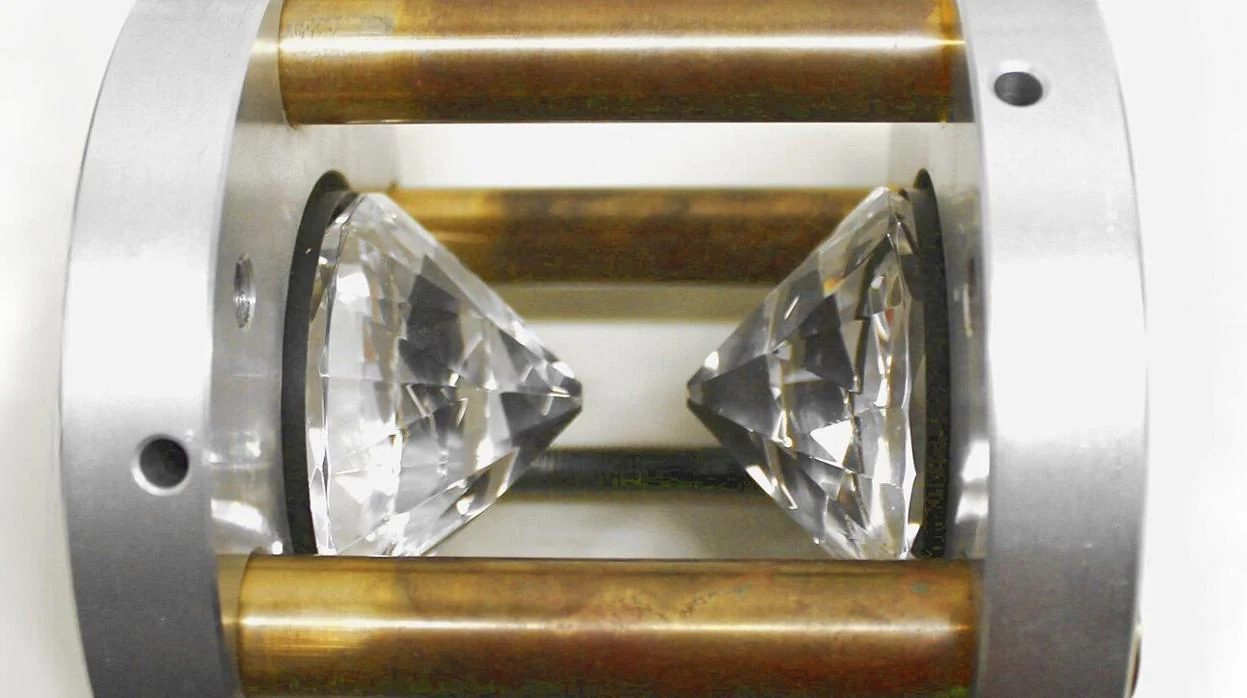 El nitrógeno negro se forma cuando el nitrógeno se coloca en una celda de sello de diamante entre diamantes opuestos y se presiona juntos bajo presiones extremadamente altas